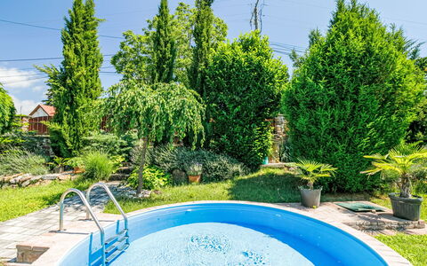 Horvath: Blå, Svømmepøl, Busk, Have, Fritid, Eco Hotel, Udvej, Landscaping, Backyard, Skygge