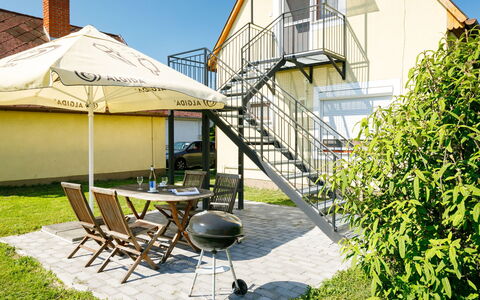 Emi: Plante, Bygning, Ejendom, Himmel, Skygge, Land Lot, Vindue, Stol, Udendørs Møbler, Hus
