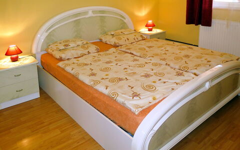 Brigi: Seng, Soveværelse, Møbel, Madras, Bed Frame, Sengetøj, Sengetøj, Værelse, Ejendom, Etage
