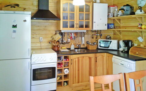 Hajnal: Cabinetry, Countertop, Ejendom, Møbel, Køkkenvask, Køkken, Bygning, Håndvask, Komfur, Træ