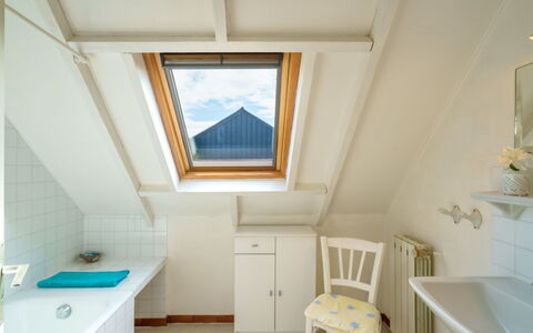 Pen Ilis: Ejendom, Cabinetry, Møbel, Badeværelsesskab, Håndvask, Tap, Azure, Bygning, Træ, Purple