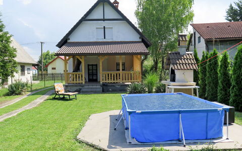 Arvacska: Plante, Himmel, Bygning, Ejendom, Vindue, Træ, Hus, Skygge, Land Lot, Arkitektur