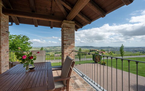 Antica Cascina: Himmel, Blomst, Ejendom, Sky, Plante, Møbel, Træ, Skygge, Veranda, Træ