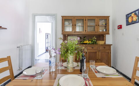 Carleadri: Bord, Møbel, Bordservice, Ejendom, Cabinetry, Træ, Tallerkner, Køkken, Stol, Vase