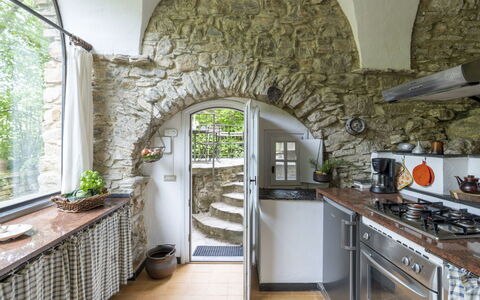 Mulino du Pie (Slr120): Countertop, Ejendom, Cabinetry, Møbel, Plante, Vindue, Køkken Apparat, Gaskomfur, Køkken, Blomsterkrukke
