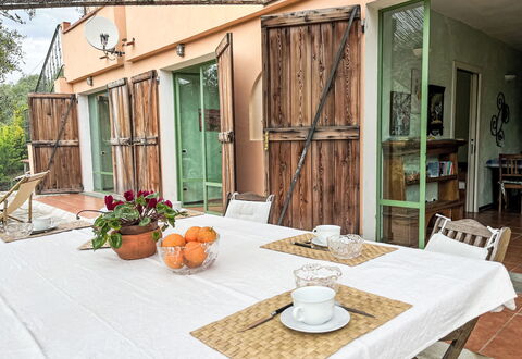 Nisso: Bord, Ejendom, Plante, Møbel, Bygning, Stol, Bordservice, Træ, Blomsterkrukke, Vindue