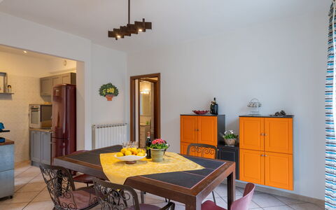 Innovativa: Ejendom, Møbel, Bord, Stol, Cabinetry, Blå, Træ, Belysning, Indretning, Orange
