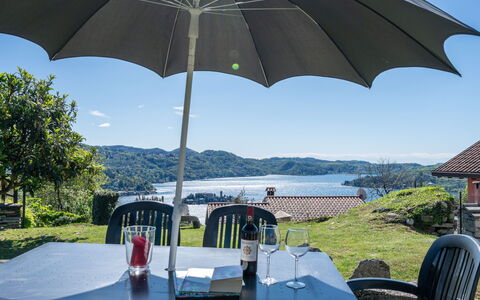 Monte San Giulio: Himmel, Vand, Plante, Møbel, Bord, Ejendom, Paraply, Lys, Stol, Natur