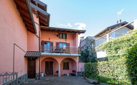 Monte San Giulio: Himmel, Ejendom, Bygning, Plante, Vindue, Azure, Sky, Hus, Kvarter, Boligområde