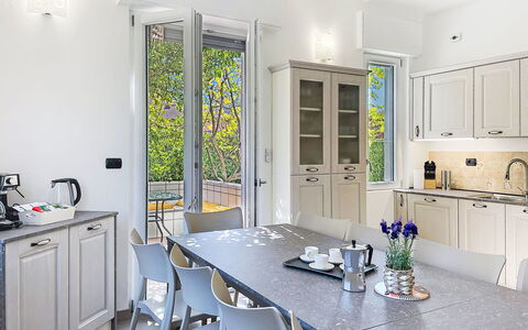 Villa Giulia: Møbel, Indretning, Gulvbelægning, Køkken, Stol, Hjem, Countertop, Køkken & Spisebord, Bord, Belysning
