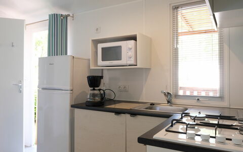 San Felice del Benaco 604: Køkkenvask, Cabinetry, Ejendom, Håndvask, Vindue, Køkken Apparat, Countertop, Tap, Gaskomfur, Køkken