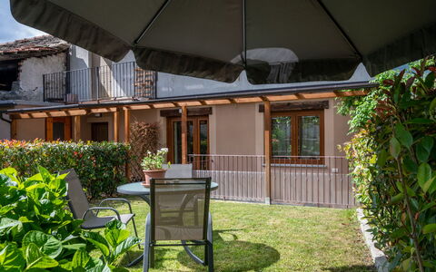 La Maison D'Amelie: Plante, Bygning, Paraply, Skygge, Bord, Græs, Boligområde, Udendørs Møbler, Træ, Ejendom