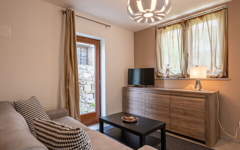 La Maison D'Amelie: Møbel, Bord, Ejendom, Vindue, Komfort, Træ, Stueplante, Belysning, Indretning, Cabinetry