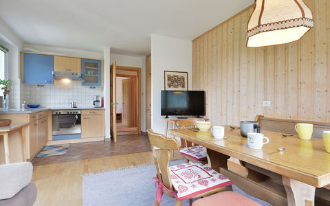 Illyria: Værelse, Ejendom, Møbel, Bygning, Indretning, Hus, Gul, Etage, Ejendom, Bord