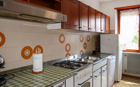 Pancheri: Cabinetry, Countertop, Håndvask, Ejendom, Bygning, Tap, Køkkenvask, Vindue, Køkken Apparat, Køkken
