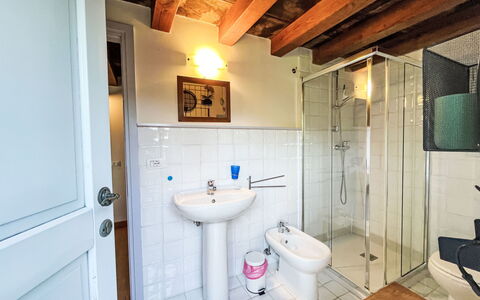 Casa Lienartova: Væg, Gulvbelægning, Etage, Loft, Sanitærarmatur, Dør, Værelse, Vvs, Badeværelse, Tap
