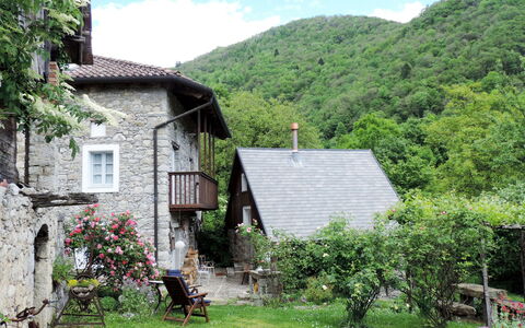 Casa Lienartova: Plante, Himmel, Bygning, Sky, Ejendom, Vindue, Bjerg, Natur, Hus, Træ
