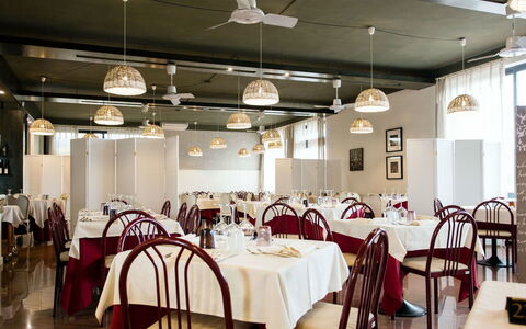 Italia: Restaurant, Funktion Hall, Værelse, Bygning, Indretning, Spisestue, Bord, Banquet, Forretning, Møbel