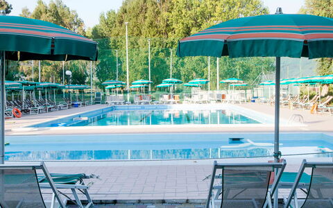Italia: Svømmepøl, Fritid, Turquoise, Fritidscenter, Skygge, Bygning, Udvej, Ferie, Arkitektur, Gårdhave