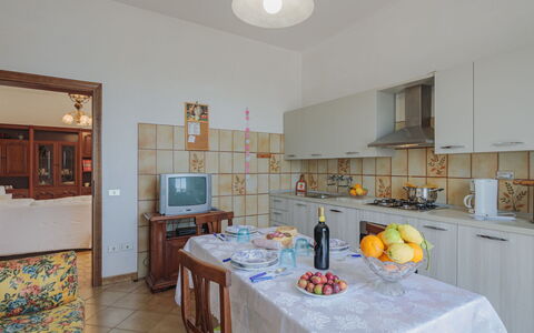 Del Freo: Bord, Cabinetry, Ejendom, Bordservice, Stol, Belysning, Køkken, Indretning, Billedramme, Countertop