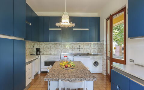 Le Castagne: Værelse, Countertop, Møbel, Ejendom, Køkken, Indretning, Blå, Cabinetry, Etage, Bygning