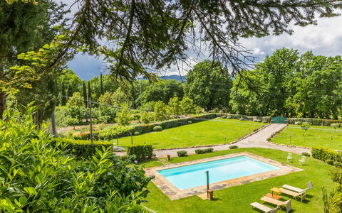 L'Orlo del Bosco: Plante, Himmel, Vand, Svømmepøl, Naturlige Landskab, Træ, Skygge, Land Lot, Græs, Fritid