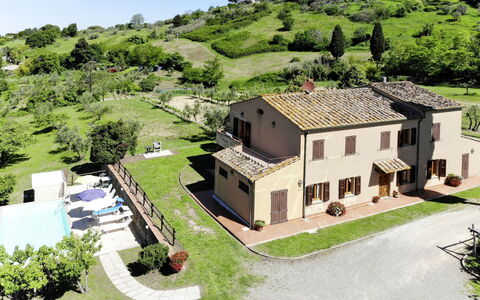 Podere Santa Lucia: Plante, Bygning, Himmel, Træ, Vindue, Land Lot, Urban Design, Hus, Sommerhus, Tag