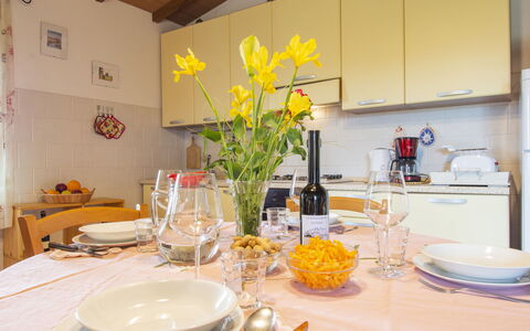 Il Sorbo: Bordservice, Blomst, Bord, Ejendom, Møbel, Tallerkner, Plade, Plante, Drinkware, Indretning