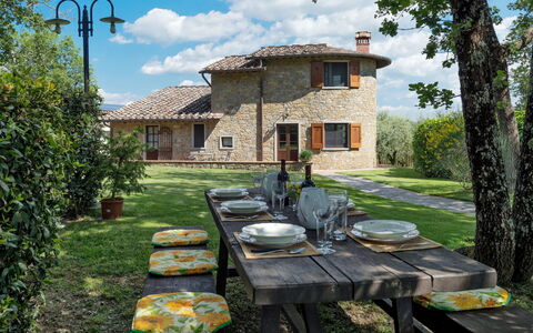Villa del Poggio: Ejendom, Hus, Bygning, Sommerhus, Hjem, Ejendom, Træ, Gård, Bord, Backyard
