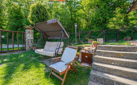 La Casina: Plante, Møbel, Udendørs Bench, Blad, Træ, Skygge, Udendørs Møbler, Græs, Træ, Fritid