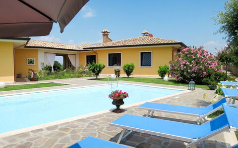 Borgo Sacramento: Plante, Bygning, Ejendom, Daytime, Himmel, Vindue, Azure, Blomst, Skygge, Hus