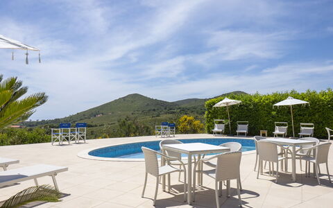 Saha: Sky, Himmel, Bord, Ejendom, Møbel, Azure, Stol, Svømmepøl, Udendørs Møbler, Skygge