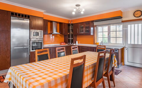 Mar: Møbel, Bord, Ejendom, Stol, Træ, Belysning, Orange, Cabinetry, Indretning, Bejdse