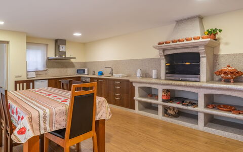 Mar: Møbel, Cabinetry, Countertop, Køkken, Bord, Træ, Belysning, Indretning, Stue, Bejdse
