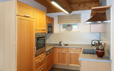 Flachau 617: Countertop, Cabinetry, Værelse, Køkken, Møbel, Ejendom, Komfur, Skab, Skuffe, Bygning