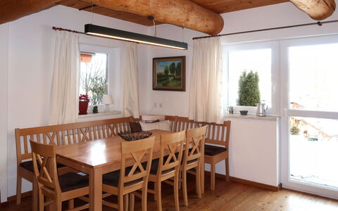 Flachau 617: Værelse, Ejendom, Møbel, Bygning, Spisestue, Loft, Bord, Etage, Indretning, Hus