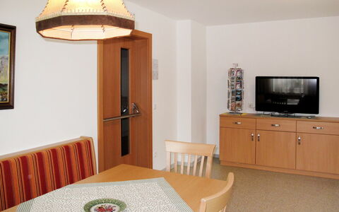 Uttendorf 627: Møbel, Ejendom, Bord, Cabinetry, Komfort, Belysning, Indretning, Bygning, Træ, Stol