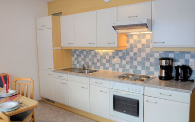 Elfriede 651.1: Cabinetry, Countertop, Møbel, Ejendom, Komfur, Køkken Apparat, Håndvask, Køkken, Bygning, Træ