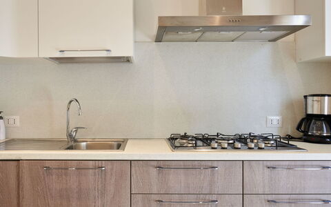 Gamma: Cabinetry, Køkkenvask, Countertop, Ejendom, Håndvask, Tap, Køkken, Træ, Gaskomfur, Komfur