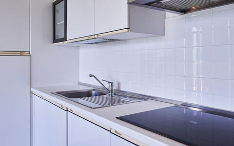 Gravedona 736: Tap, Countertop, Cabinetry, Køkkenvask, Håndvask, Ejendom, Komfur, Sanitærarmatur, Køkken Apparat, Køkken