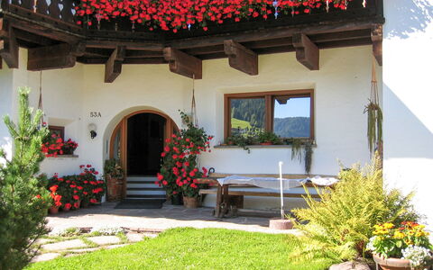 Ortisei St Ulrich 609: Blomst, Plante, Bygning, Vindue, Hus, Blomsterkrukke, Dør, Vegetationen, Gul, Stol