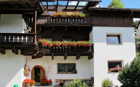 Ortisei St Ulrich 609: Plante, Bygning, Himmel, Ejendom, Vindue, Sky, Dør, Blomst, Hus, Arkitektur