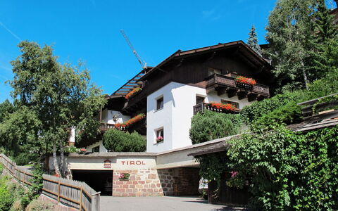 Ortisei St Ulrich 609: Hus, Ejendom, Arkitektur, Bygning, Ejendom, Himmel, Hjem, Turisme, Træ, Hill Station