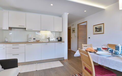 Ortisei St Ulrich 609: Cabinetry, Møbel, Countertop, Bygning, Skuffe, Køkken, Træ, Indretning, Husholdningsapparat, Kommode