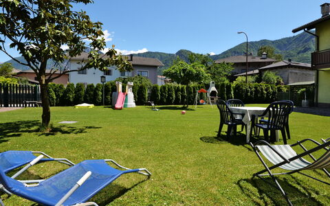 Lago di Caldonazzo 701: Ejendom, Lawn, Græs, Fritid, Gård, Hus, Ejendom, Træ, Backyard, Foldestol