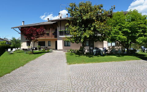 Lago di Caldonazzo 701: Himmel, Sky, Plante, Bygning, Ejendom, Træ, Hus, Land Lot, Skygge, Urban Design