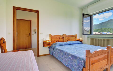 Lago di Caldonazzo 701: Soveværelse, Seng, Værelse, Møbel, Sengetøj, Ejendom, Bed Frame, Madras, Etage, Indretning