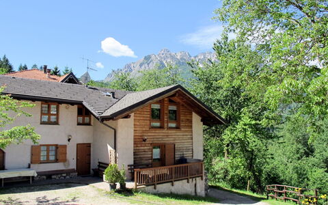 Lago di Caldonazzo 702: Hus, Ejendom, Hjem, Naturlige Landskab, Sommerhus, Bygning, Ejendom, Træ, Boligområde, Arkitektur