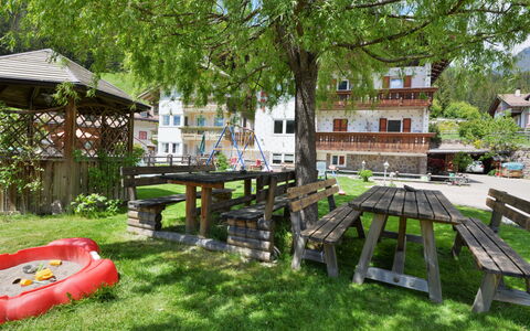 Campitello 647: Græs, Gård, Backyard, Bord, Offentlige Rum, Træ, Have, Lawn, Fritid, Hus
