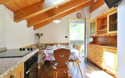 Cecilia 647.4: Ejendom, Værelse, Køkken, Bygning, Møbel, Hus, Countertop, Indretning, Hjem, Cabinetry